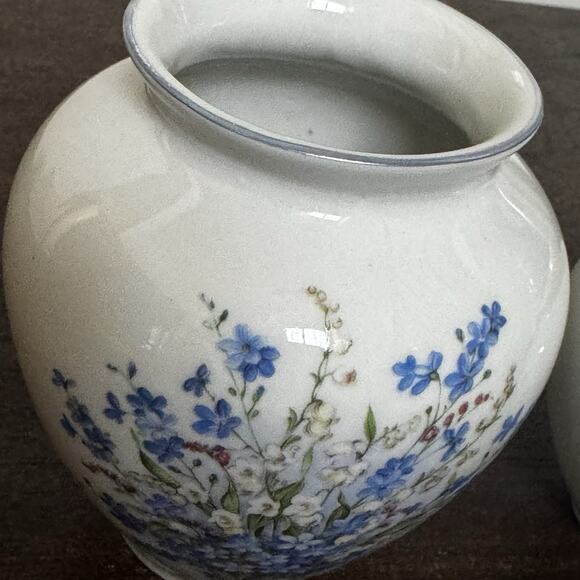 Forget Me Not Floral Porcelain Vase 2 Vases Blue White Floral Bouquet Home Decor - Picture 12 of 15